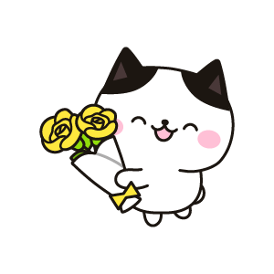 黄色いバラを持つ笑顔のネコ（ハチワレ）