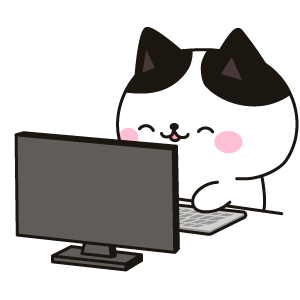 笑顔でパソコンを操作するネコ（ハチワレ）