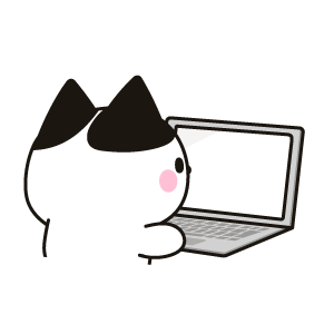 パソコンを操作するネコ（ハチワレ）